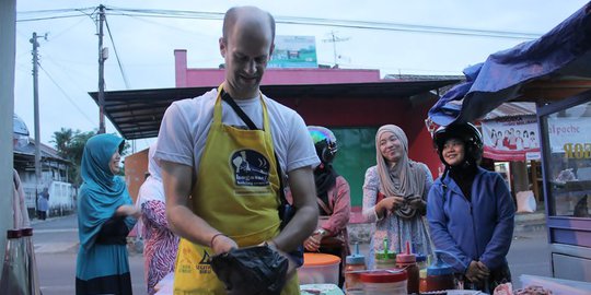 Kisah pilu Glenn jual burger di pasar Purwokerto demi obat istri