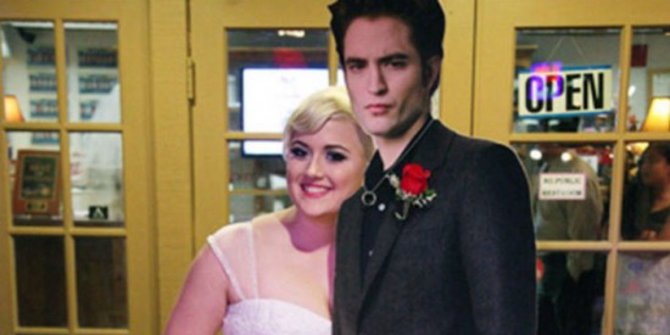 Suka Twilight, wanita ini nikahi boneka kertas Edward 