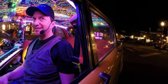 Ultimate Taxi, taksi nyentrik dengan gemerlap lampu dan musik