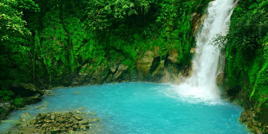 Rio Celeste, ajaibnya sungai biru yang diwarnai kuas para dewa