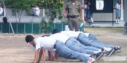 Main domino di kelas, 11 siswa SMK Pariwisata dihukum push up