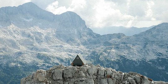 Ekstremnya mengunjungi pondok gratis di puncak Pegunungan Alpen