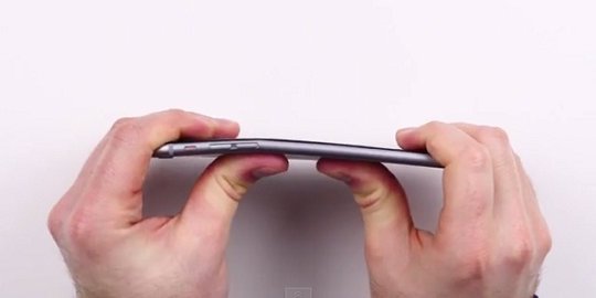 [Video] iPhone 6 Plus ternyata bisa dibengkokkan dengan jari