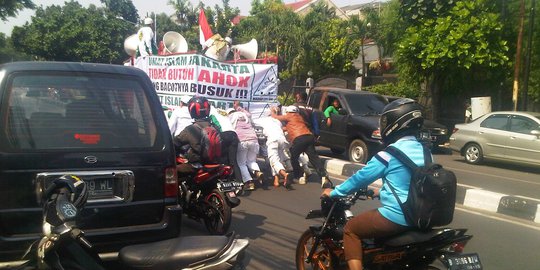 Mobil massa FPI mogok saat akan demo Ahok di DPRD Jakarta