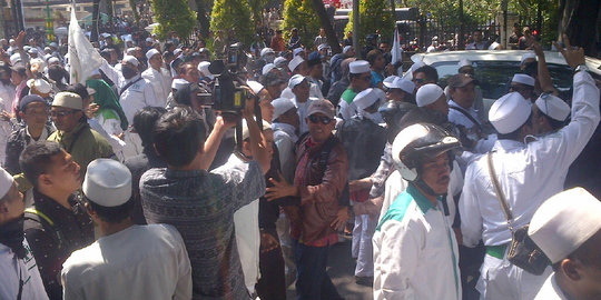 Ricuh demo Ahok, FPI pukuli wanita pengendara sepeda motor