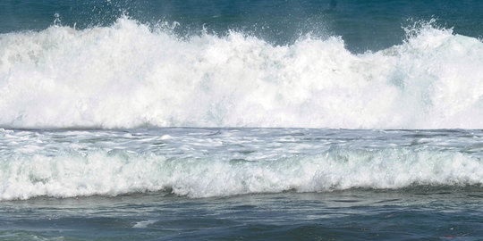 Tinggi gelombang diatas 3 meter, turis diminta menjauhi pantai