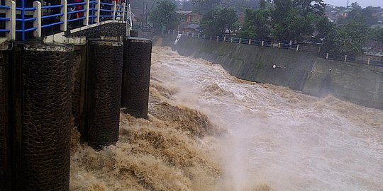 Pintu air bocor, bendungan disumpal pakai sampah biar tak banjir