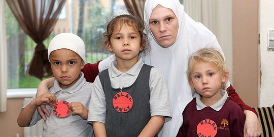 Siswa muslim di Inggris ke sekolah pakai stiker tulisan halal