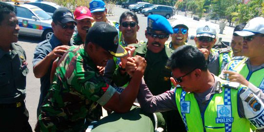 Di Batam bentrok, TNI-Polri di Solo adu panco dan saling pijat