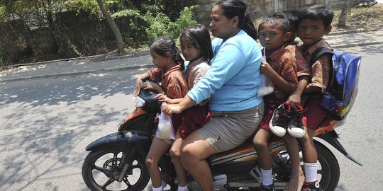Aksi berbahaya ibu gendut bonceng lima anak sekolah naik motor