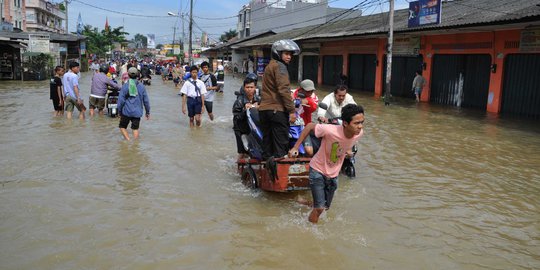 Diguyur hujan sejak pagi, 3 RT di Padang terendam banjir selutut