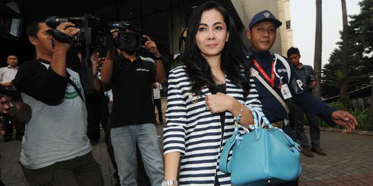 Berbaju blaster, istri muda Romi hadiri pemeriksaan lanjutan