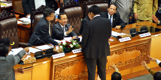 Voting sidang paripurna DPR: Pilkada lewat DPRD!