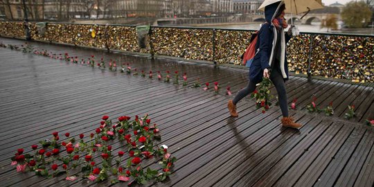 Mitos keabadian cinta di kota romantis Paris 'berakhir'