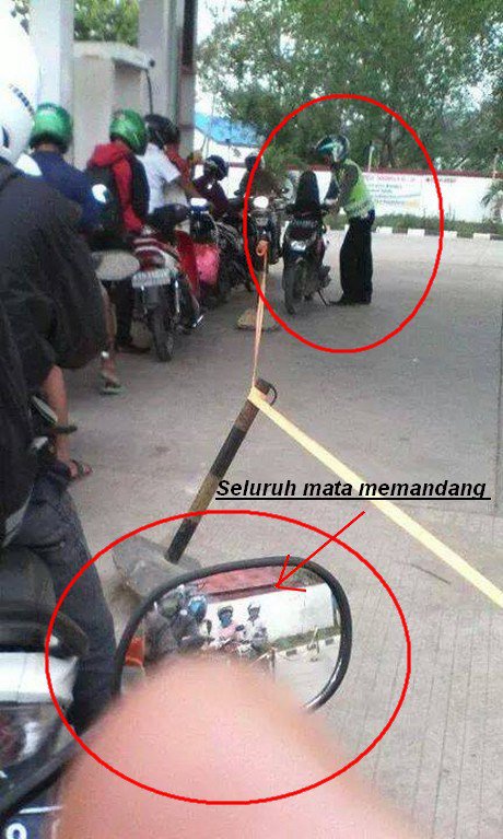 polisi serobot isi bbm