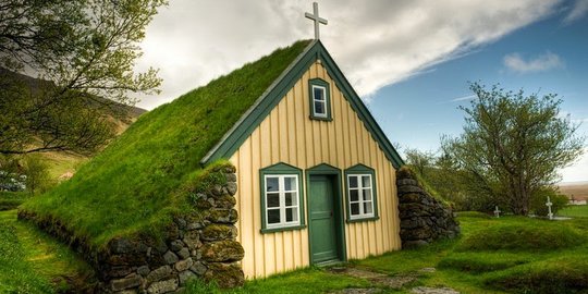 Mengagumi pesona gereja beratap rumput khas Islandia