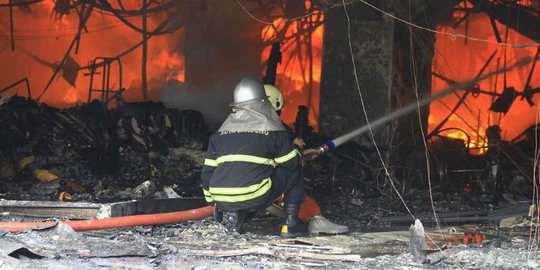 Kebakaran gudang kayu peninggalan Belanda karena kompor meleduk