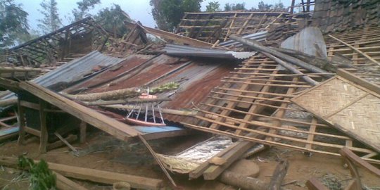 Disapu angin lesus, rumah Samino rata dengan tanah