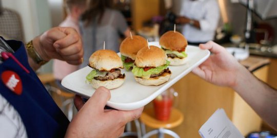 2 Koki ini bikin burger dari 'daging manusia'