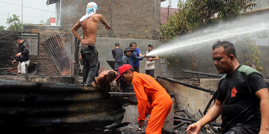 3 Rumah terbakar, petugas pemadam kewalahan hingga kehabisan air