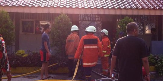 Arus pendek listrik, 5 kelas SD 11 Tebet ludes terbakar