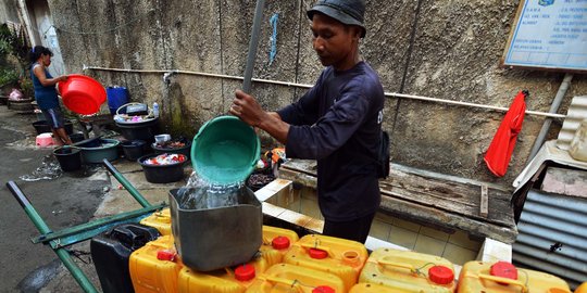 Wartawan di Banyumas salurkan air bersih untuk warga