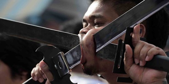 Aksi ekstrem menusuk pipi dengan pedang di Vegetarian Festival