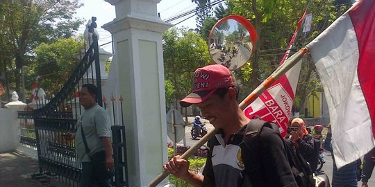 singgah ke solo temui ibunda jokowi rev3