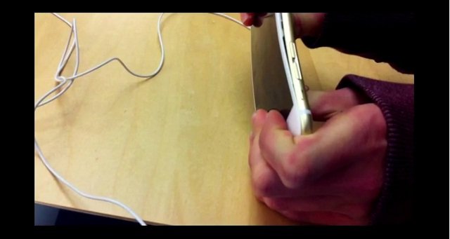 dua bocah bengkokkan iphone langsung di apple store