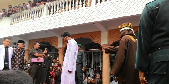 Pasangan mesum di Aceh dihukum cambuk, sang wanita pingsan