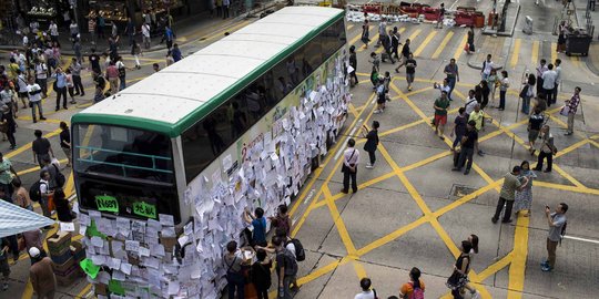 Ribuan pelajar Hong Kong tempeli bus kota dengan surat demokrasi