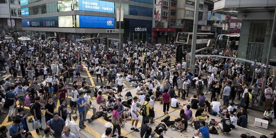 Demonstran serukan pemimpin Hong Kong mundur