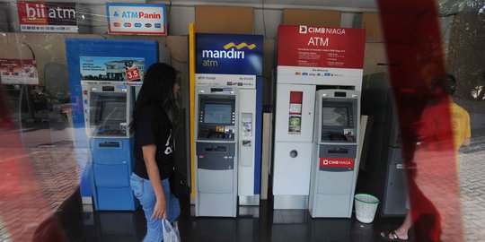 Kenaikan biaya transaksi di ATM lintas bank ditunda