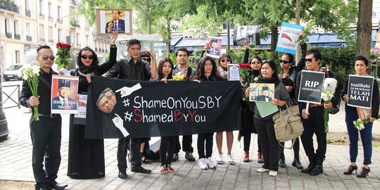 WNI di Paris demo SBY dan Koalisi Prabowo terkait UU Pilkada