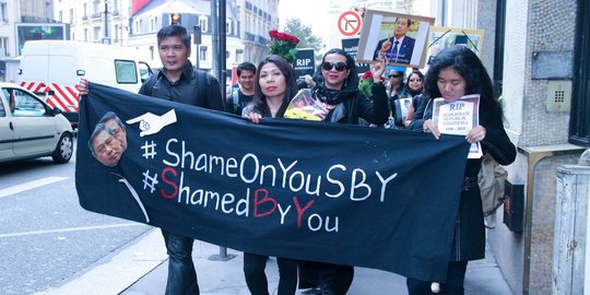 Aksi WNI demo SBY dan UU Pilkada di Paris