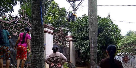 Diduga kesetrum, petugas PLN tewas menggantung di tiang listrik