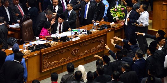 Sidang DPR ricuh, Ceu Popong bingung kehilangan palu | merdeka.com