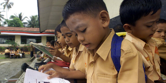 Gubernur Bali malu murid SD di Denpasar belajar lesehan di kelas