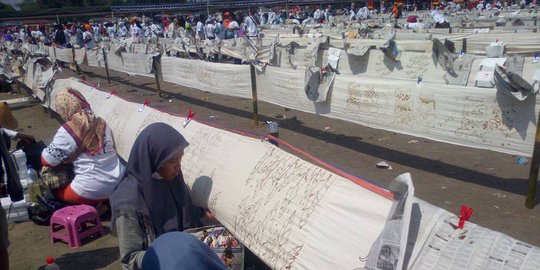 Warga Yogyakarta pecahkan rekor membatik sepanjang 3.000 meter