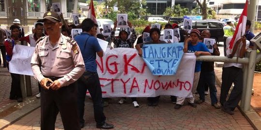 Demo di KPK, puluhan mahasiswa minta Setya Novanto ditangkap