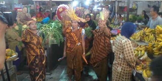 Hari Batik Nasional, pedagang Pasar Gede Solo gelar fashion show