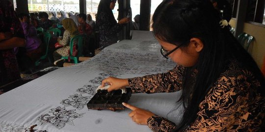 Pelajar Sokaraja bikin batik cap massal sepanjang 50 meter