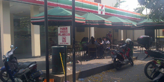 Mabuk di siang bolong, tiga pemuda ngamuk di Sevel Cikini