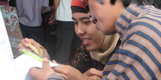 Peringati Hari Batik Nasional, 100 warga Kediri nyanting bareng