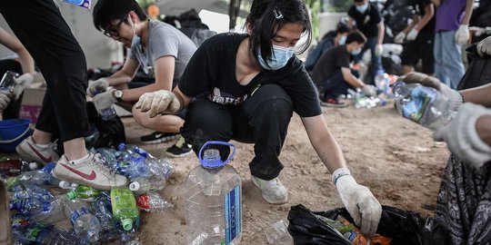 Tak mau kotori Hong Kong, demonstran rela punguti botol plastik