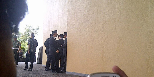 luar gedung saat pembacaan sumpah rev2