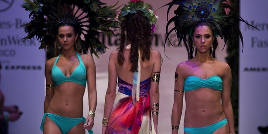 Aksi hot model cantik berbikini di Meksiko Fashion Week