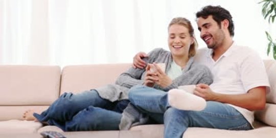 5 cara ini bisa naikkan gairah seks meski sedang duduk