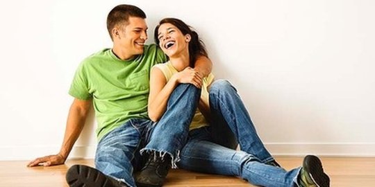 5 cara ini bisa naikkan gairah seks meski sedang duduk