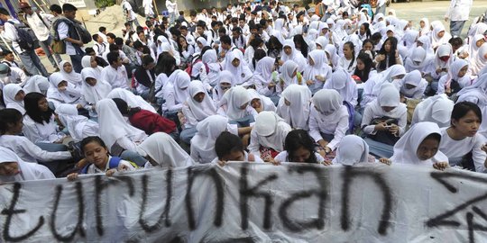 Aksi demo siswa-siswi SMAN 8 Tangsel hentikan aktivitas belajar
